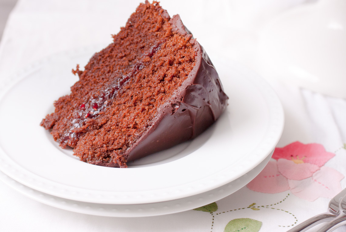 foodffs:  Raspberry-Filled Chocolate Ganache Cake Really nice recipes. Every hour.