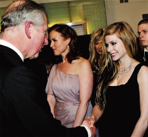 popgifs-blog1: Avril Lavigne meeting Prince Charles @ Alice in Wonderland premiere - Feb 25 /2010