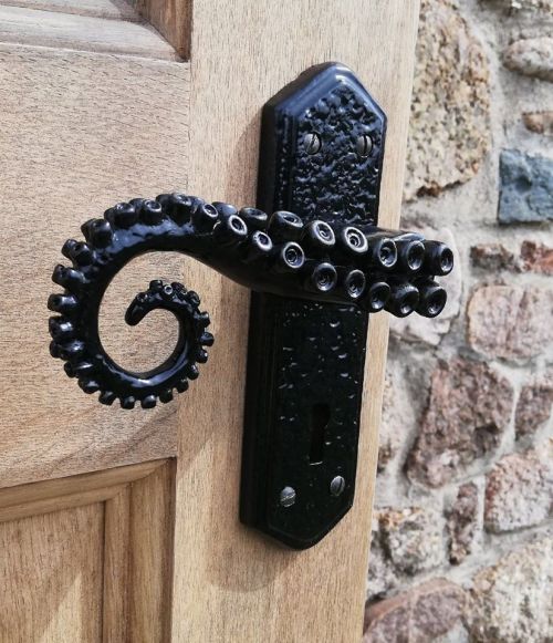moroseoperalover:apolonisaphrodisia:Handmade Octopus Arm door handlesAvailable here I’m buying these