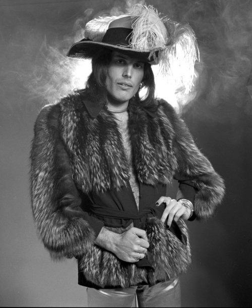 long-haired-freddie-mercury:Freddie Mercury by Roger Bamber 1974