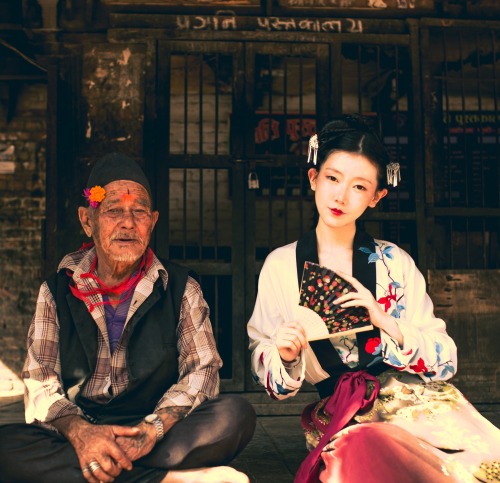 ziseviolet: 弥秋君 wearing traditional Chinese Hanfu in Nepal. Waist-high, parallel-collar Ruqun/襦裙 fro