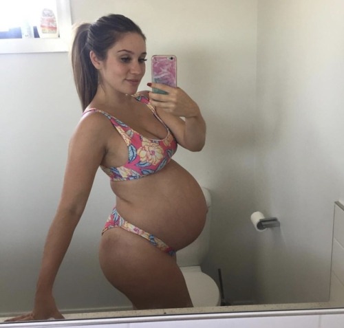 wannabedaddy26:Look at this beautiful baby momma, her belly is so cute :)))