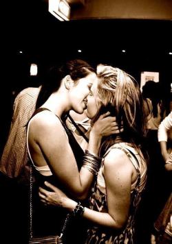 the-inspired-lesbian:  Love &amp; Lesbians ♡