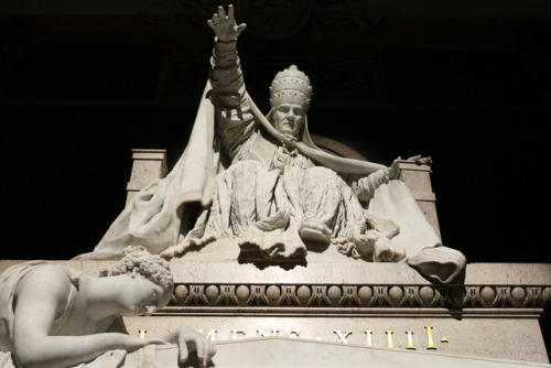 echiromani:Tomb of Pope Clement XIV in the Basilica of Ss. Apostoli, Rome (Antonio Canova, 1789).