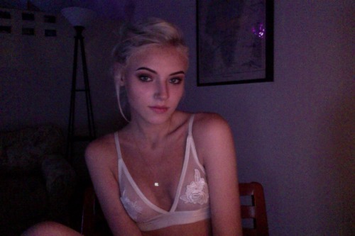5yydney:  did my makeup and posed in a bra, what else is there to do on a tuesday night(someone buy me purple-y eyeshadow please.  it looks awesome with my eyes but mixing 15 different eye shadows to get purple is not something i want to do on a daily