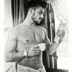 marcoaandre:  #café com Mariano di Vaio e #bomdia #goodmorning #bonjour #buongiorno #coffee #coffeeguy #kaffe #beard #beardo #bearding #instabeard #barba #barbudos #perfectbody #handsomeman #models 