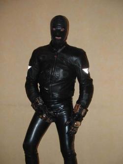 rubberleathergayboy:   hot hotter