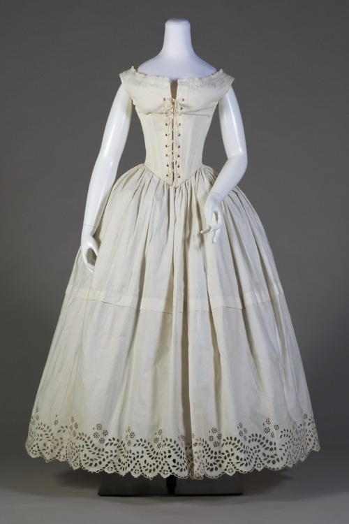 ephemeral-elegance:It’s FRIDAY FASHION FACT time! Arguably the most iconic piece of historic dress i