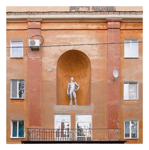 Редкий жилой дом со статуями на фасадах.—-Date: 09.2018Location: г. Краснокамск, Россия