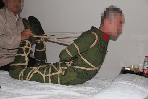 1bondagemaster: zhifukb: 由于最近工作繁忙，正确多更新。希望同好们能够多支持我。。。 GOOD HOGTIE !!!!!!!!