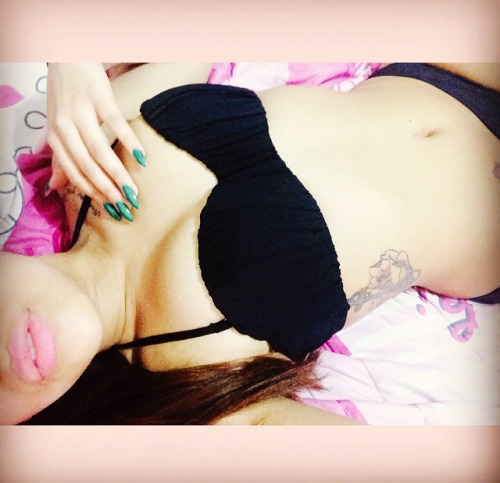 gnarlycupcakex:  Black swimwear