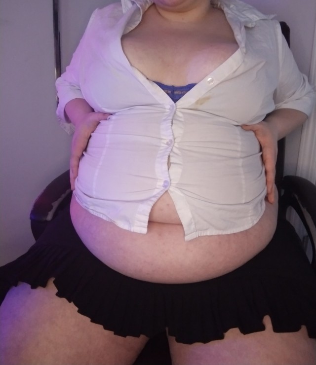 bellybaby98:Fat, lazy secretary anyone?? 🥰🐷God I look like a pig here…I love it. 😘