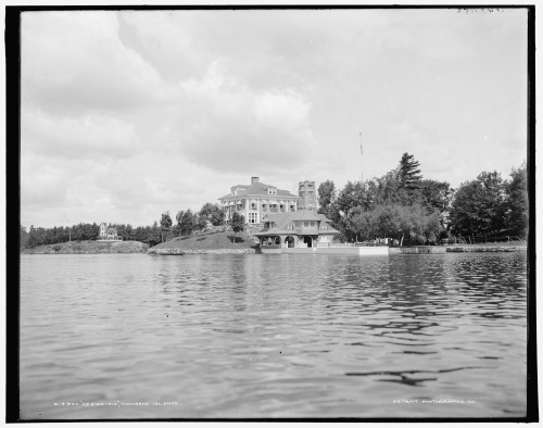  The Thousand Islands are a group of more than 1,800 islands in the St. Lawrence River, straddling t