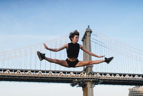 This girl is amazing #sonyimages #sonya7 #flexible #sonyalpha #ninja #acrobatics #brooklynbridge #br