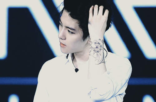 mochiwon:  Baekhyun’s hairporn 