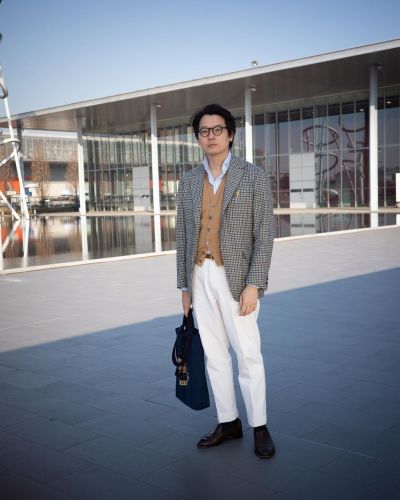 Mark wears this seasons Model 11 sport coat, made from a blue, green and tan gun check over a beige wool from English mill Fox Brothers. He’s paired it with our new sport chino in natural undyed cotton. Follow our stories for more of The Armoury...