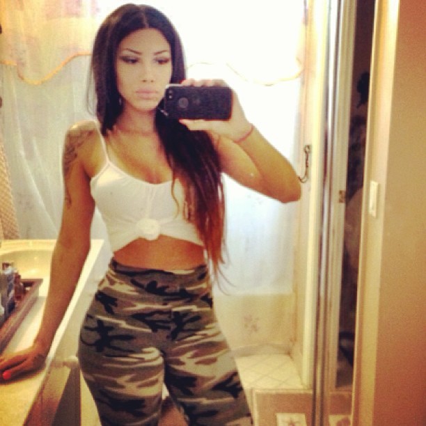 shesbombb:  INSTAGRAM: SHESSBOMBB