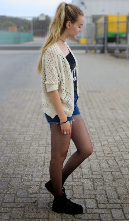 Fashionmylegs Style Picks :Submit Look Cardigan: Bershka / Shorts: Levi’s / Top: New York