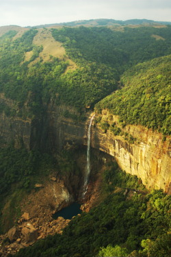 jaiking:  r2–d2: Nohkalikai Falls,