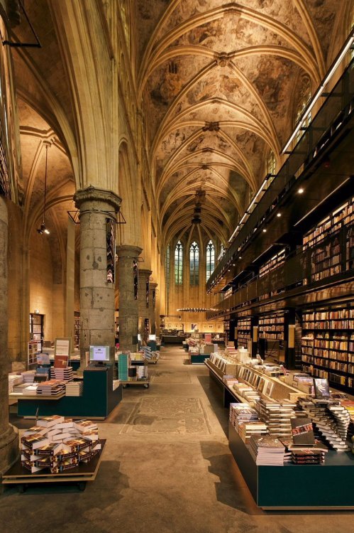 raffaella342utopie:This bookshop in Holland was chosen as the most beautiful in the world by the new