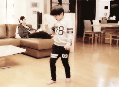 eteru:  Donggu dancing to Infinite Back