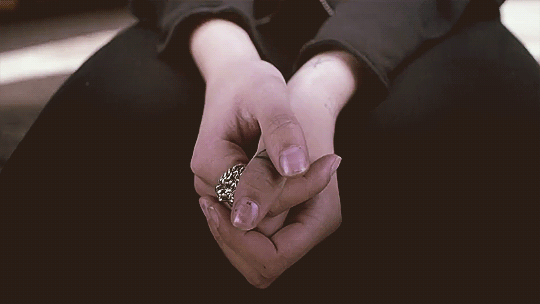 heypvris: Lynn’s hands/tattoo