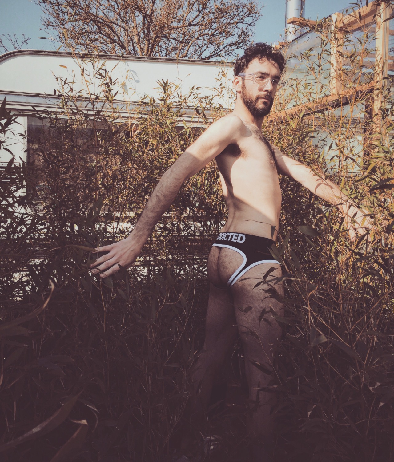 harryclaytonwright:  Sun’s out, bun’s out…