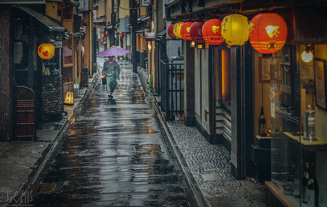 tokyoghosts:  Kyoto in a raining day by Jiratto on Flickr. 