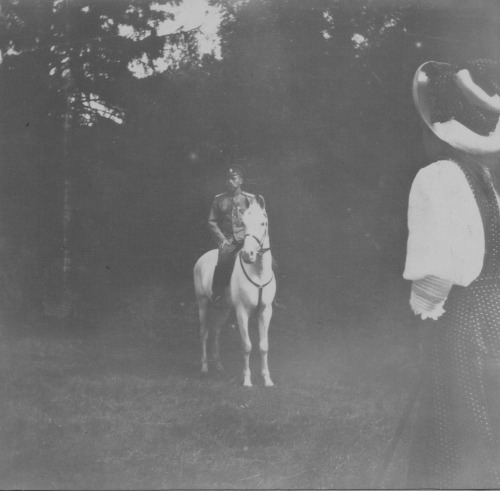 27th July 1910 : Afternoon at the Sobstvennaya dacha in Peterhof Photo 1-2 : The Grand Duchesses wit