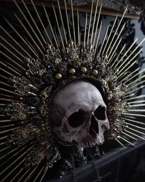 lanottedellastrega:wordsnquotes:Macabre Themed Crowns & Halos by Cara TrinderGet them here!Oh go