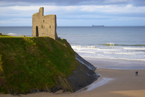 archaicwonder:Ballybunion Castle, County Kerry, IrelandBallybunion Castle was built by the Geraldine