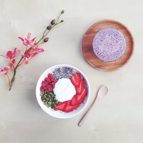 Gluten-free quinoa porridge (½ cup of quinoa flakes, ½ cup of almond milk & &frac1