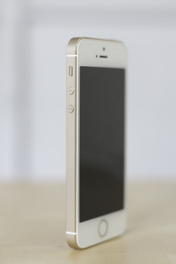 stayfr-sh:  iPhone 5S by Bouhuei 