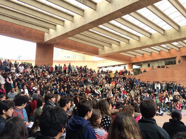 thinkmexican:
“Mexican Students Demand Justice for Missing Normalistas of Ayotzinapa
Thousands of Mexican college and high school students gathered on Wednesday to demand justice for the 43 missing normalistas of Ayotzinapa. At more than 30...