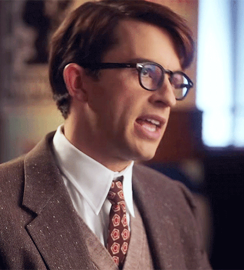 Jonathan Bailey + Fellow Travelers Vs Bridgerton S3 