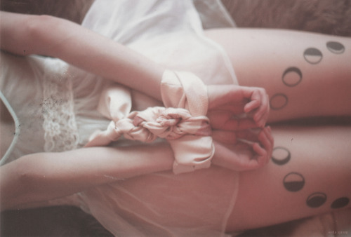 miumachi:  photo by sofia ajram | model suspendedinlight(please do not remove caption)