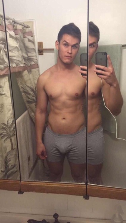 hotmaleyoutubers:  JR Munoz  😍😍😍
