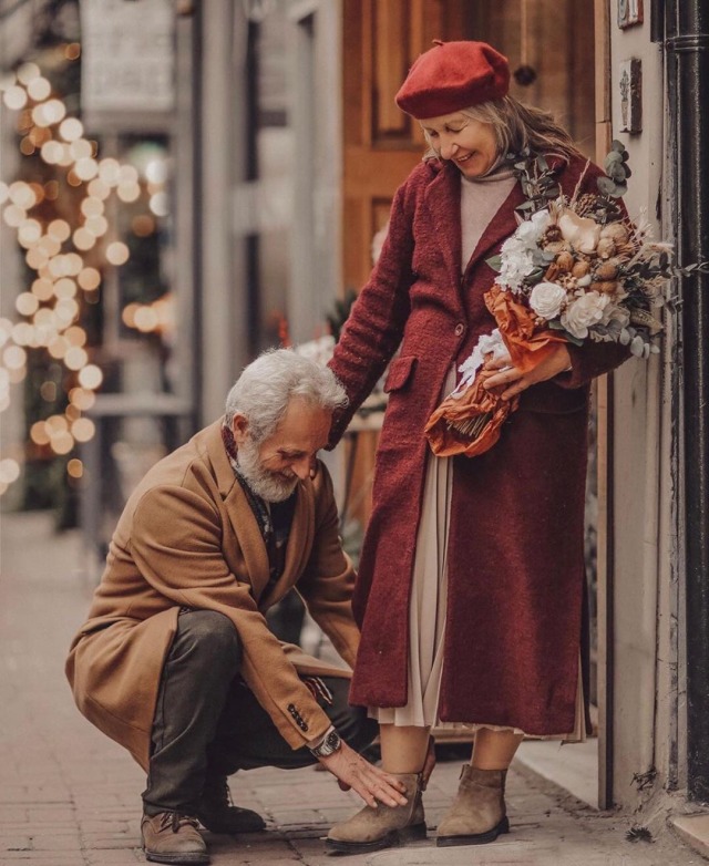 sollana-chic: Dans 40 ans… J'espère être toujours à tes pieds. 💂‍♂️😘👣