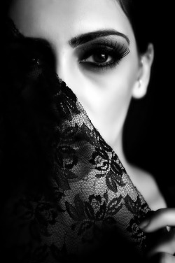 sleepinsidemysoul:  a beautiful woman can hide behind a darkened veil ..a beautiful soul cannot