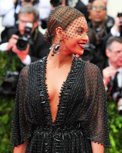 movimentomoda:  Beyoncé wearing Givenchy at the MET Gala 2014 (via MM)