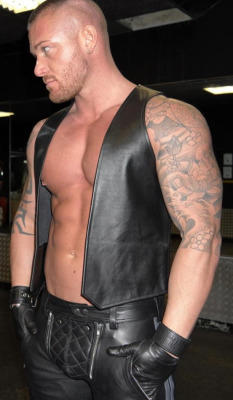 punkerskinhead:muscled guy in leather…..and