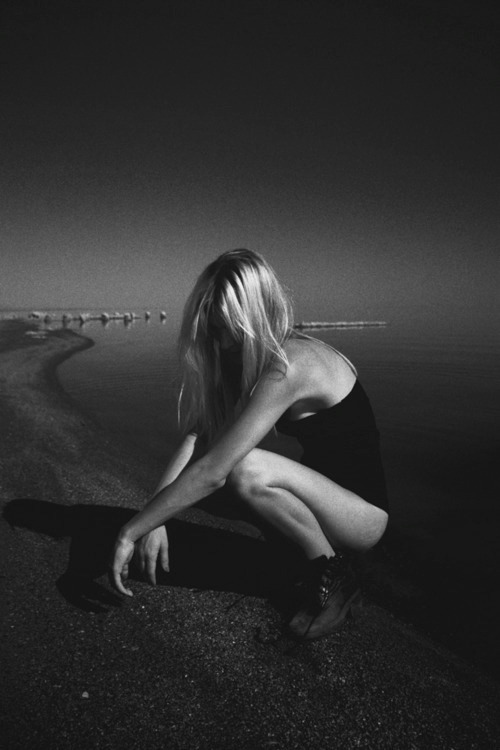 corrupted-youth:  girlslike-y0u:  b&w model/vintage blog ✝  Black and white blog. 