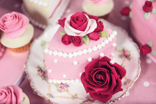 inkxlenses: Rose Princess Dessert Table | © Elizabeth’s Cake Emporium