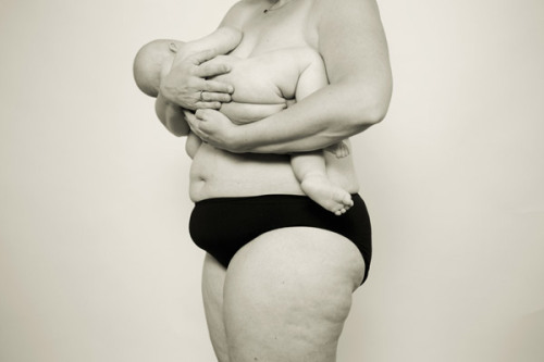 bethanyactually:aspotofgobbeh:“Fed up with the false ideals around post-baby beauty, photograp