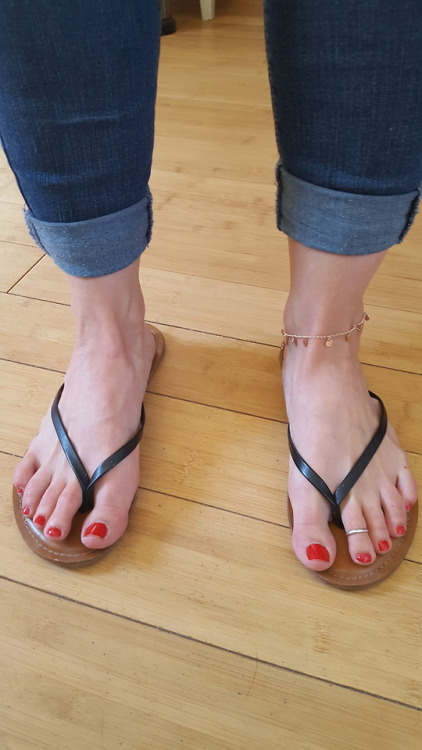 My pretty wife with her sexy toe ring and anklet on wearing flip flops.please comment