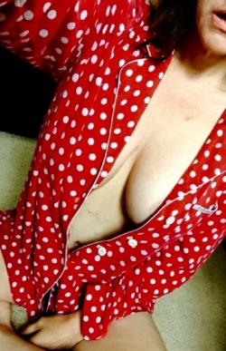 curiouswinekitten2:  Morning cleavage too