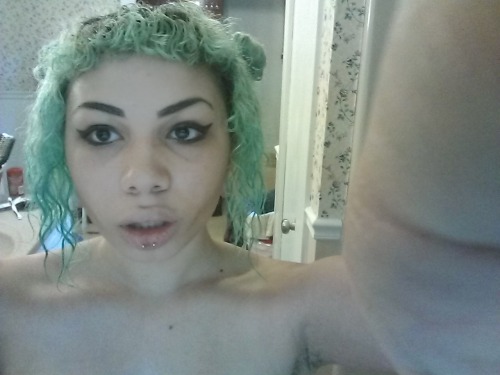 yungflowergirl:I can’t tell if I like this pic or not I look like a weird alien thinng ??:(