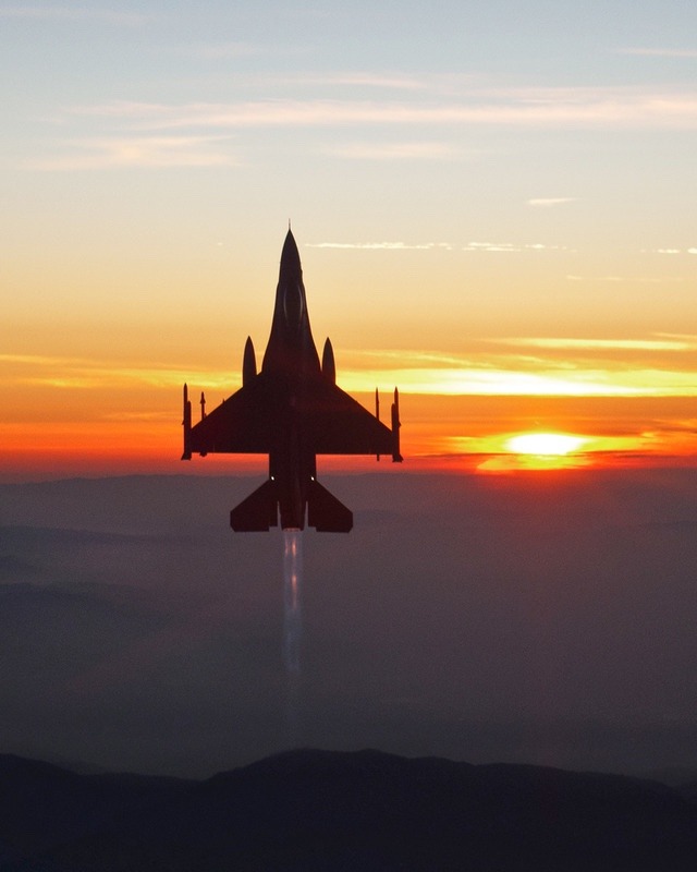 shipwreckedinsc:🚀 Take Flight — F-16 Vertical Afterburner at Sunset 💫