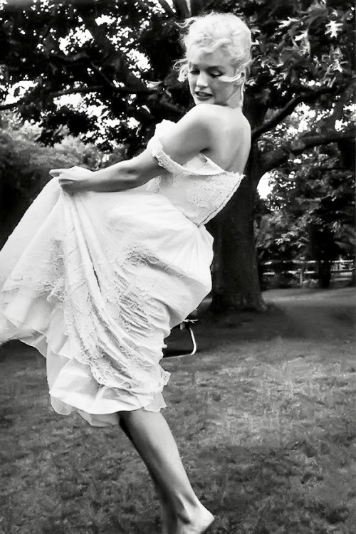summers-in-hollywood: Marilyn Monroe, 1957. Photo taken by Sam Shaw