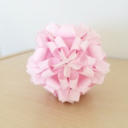 paperphiliac:  Curly Tulip designed by Valentina